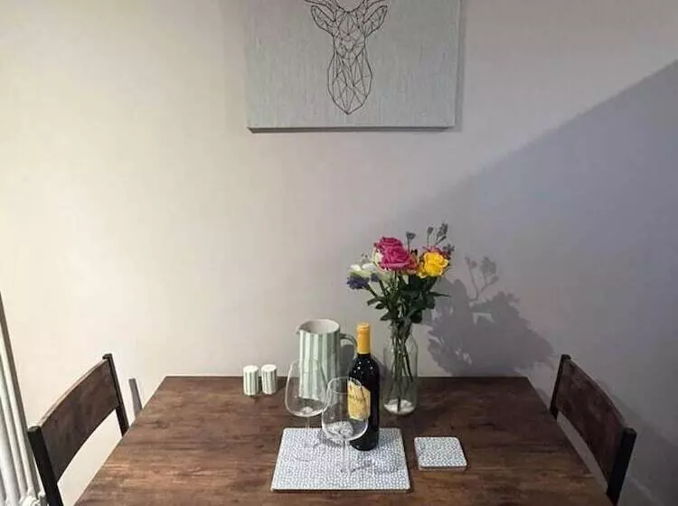 Residenssi Immaculate 1 Bed House In Newtown, Disley