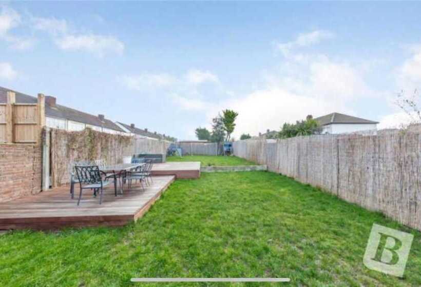 דירת נופש Stunning 4 Bed House In Gidea Park