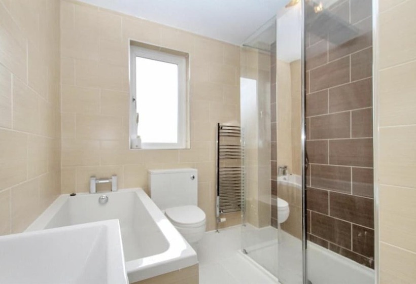 דירת נופש Stunning 4 Bed House In Gidea Park