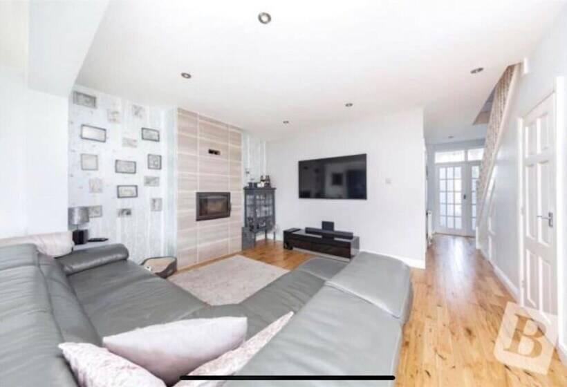 דירת נופש Stunning 4 Bed House In Gidea Park
