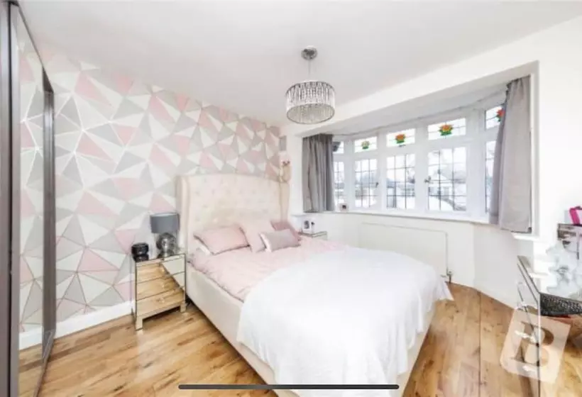 Residenssi Stunning 4 Bed House In Gidea Park