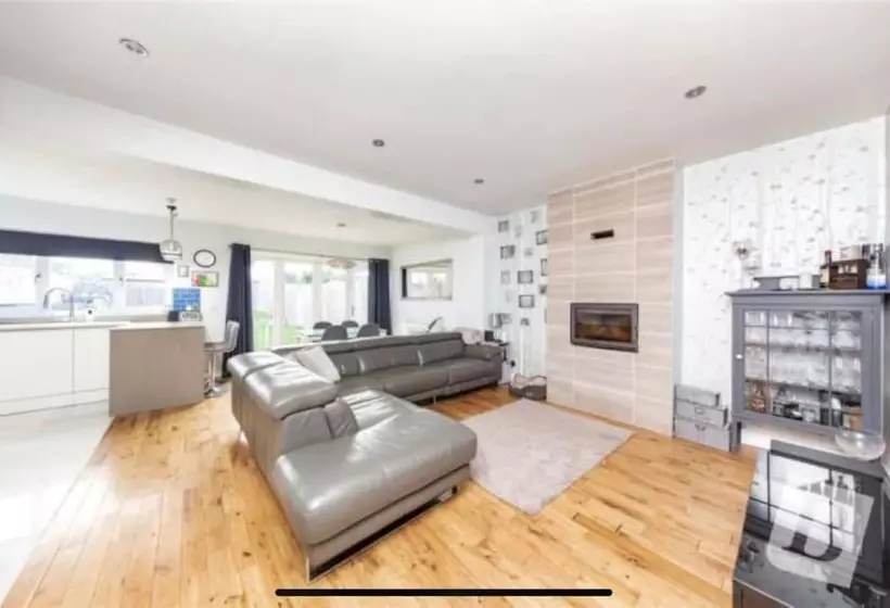 Residenssi Stunning 4 Bed House In Gidea Park