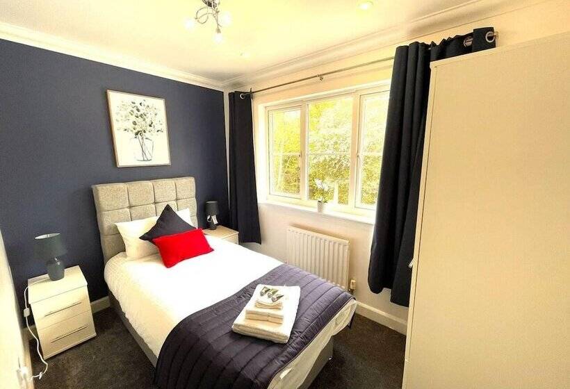 إقامة Remarkable 5 Bed House In Horley