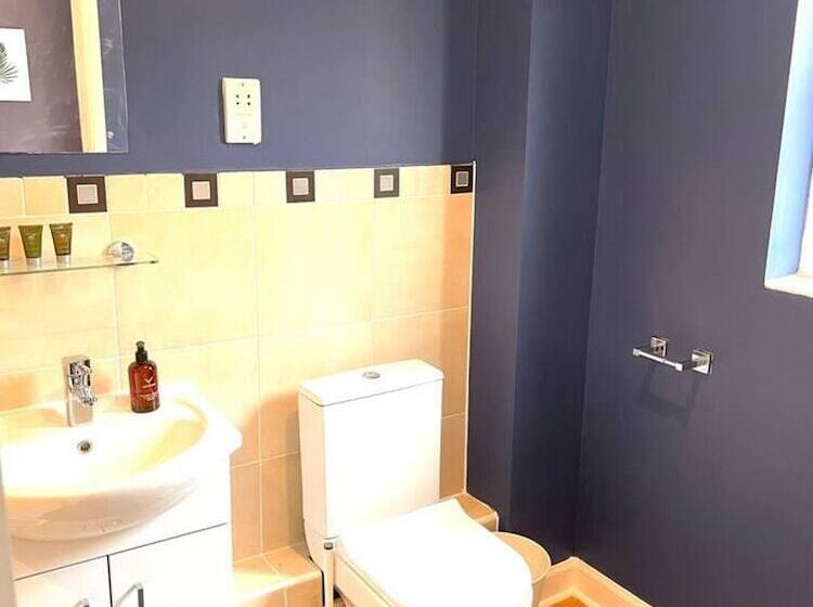 إقامة Remarkable 5 Bed House In Horley