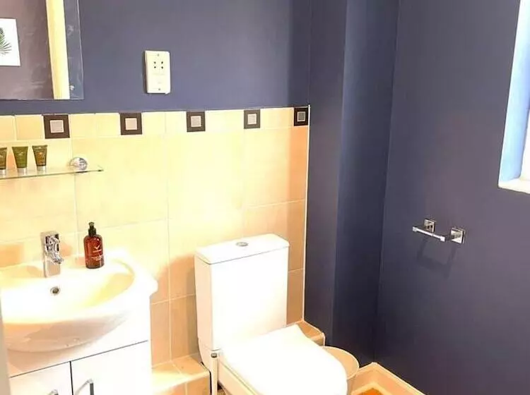 Residenssi Remarkable 5 Bed House In Horley