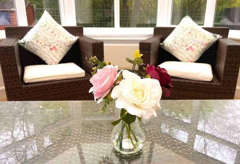 إقامة Remarkable 5 Bed House In Horley