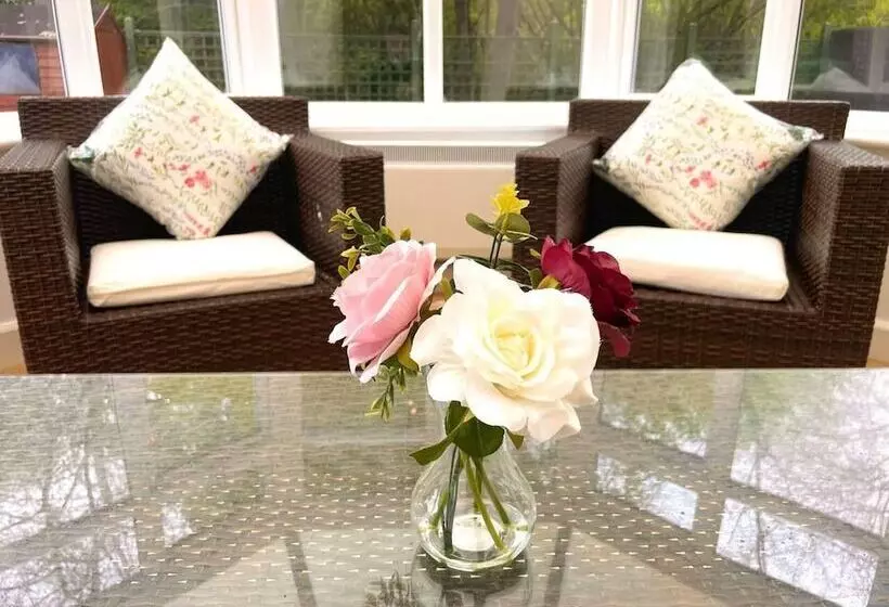 Residenssi Remarkable 5 Bed House In Horley