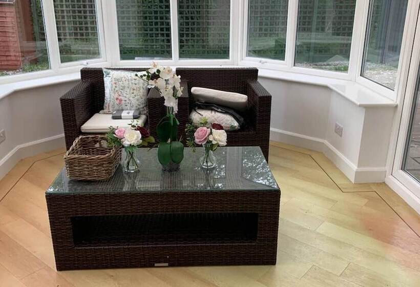 إقامة Remarkable 5 Bed House In Horley