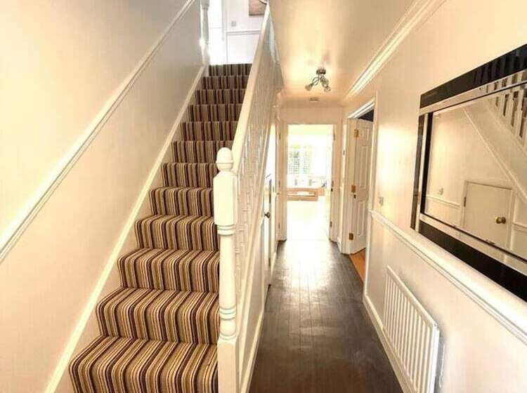 إقامة Remarkable 5 Bed House In Horley