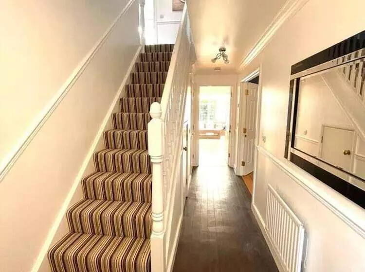 Residenssi Remarkable 5 Bed House In Horley