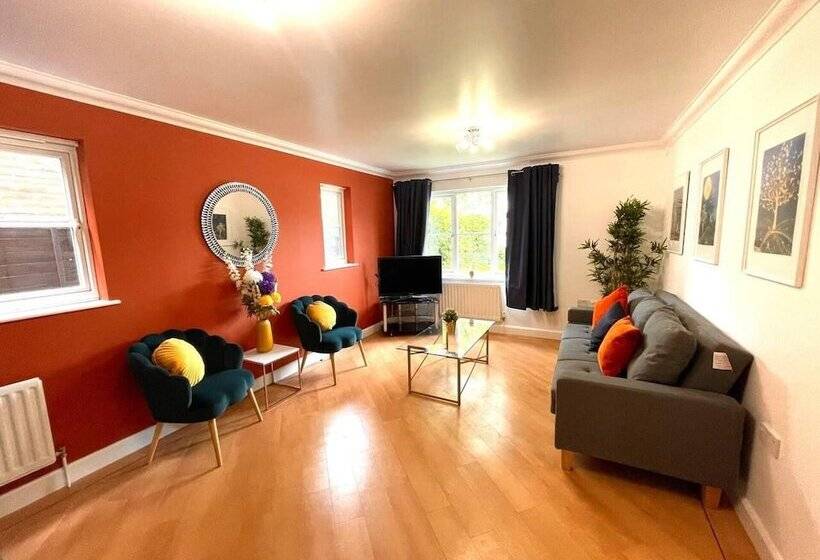 إقامة Remarkable 5 Bed House In Horley