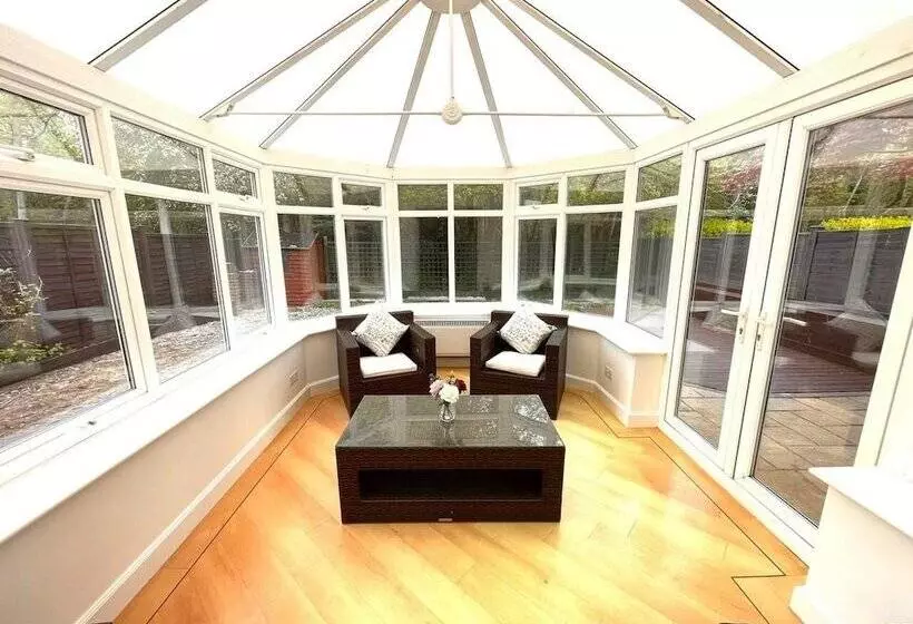 Residenssi Remarkable 5 Bed House In Horley