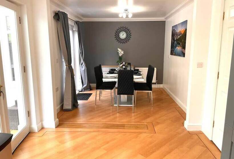 إقامة Remarkable 5 Bed House In Horley