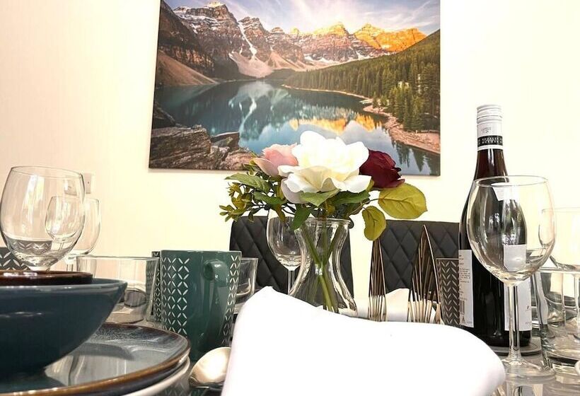 إقامة Remarkable 5 Bed House In Horley