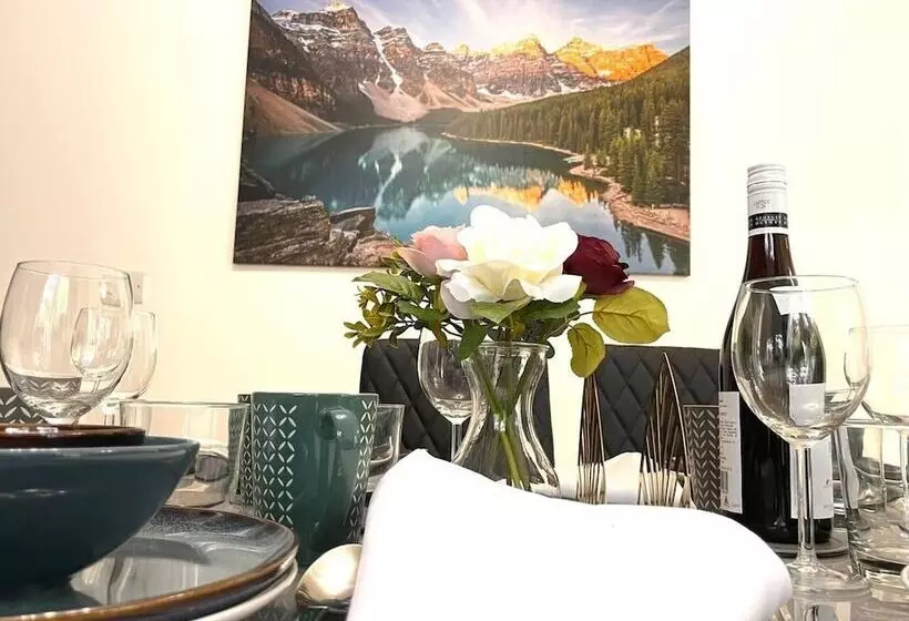 Residenssi Remarkable 5 Bed House In Horley