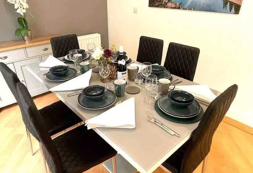 Residenssi Remarkable 5 Bed House In Horley