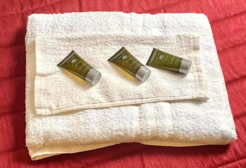 Residenssi Remarkable 5 Bed House In Horley