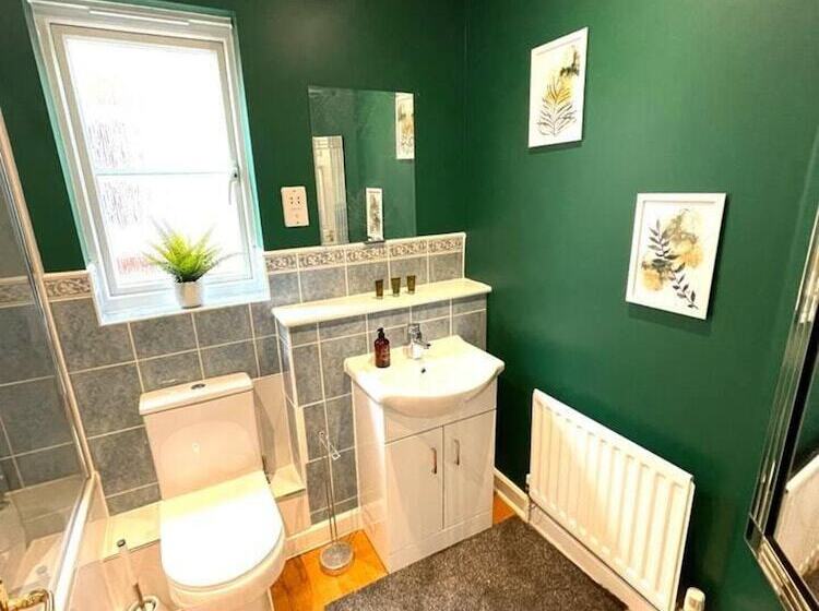 レジデンス Remarkable 5 Bed House In Horley