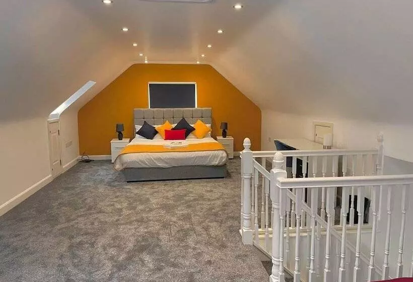 Residenssi Remarkable 5 Bed House In Horley