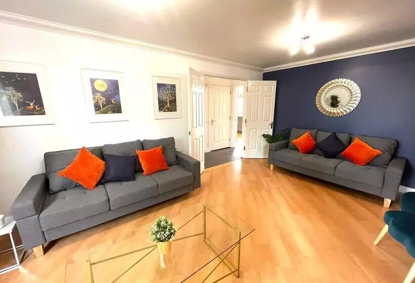 Residenssi Remarkable 5 Bed House In Horley