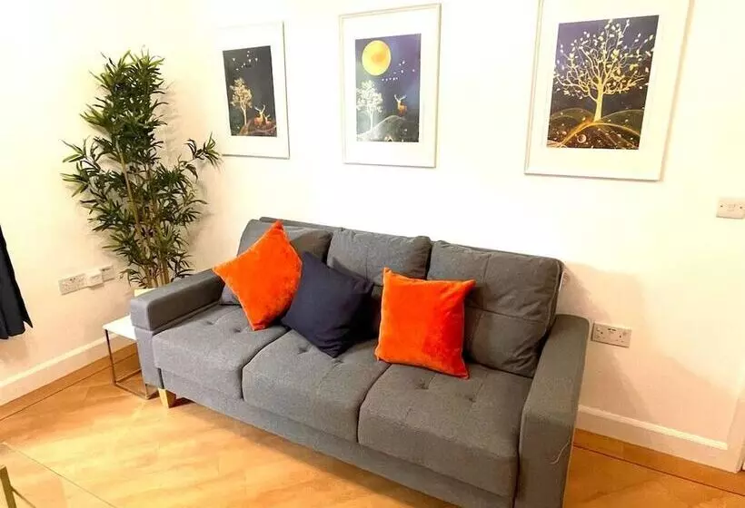 Residenssi Remarkable 5 Bed House In Horley