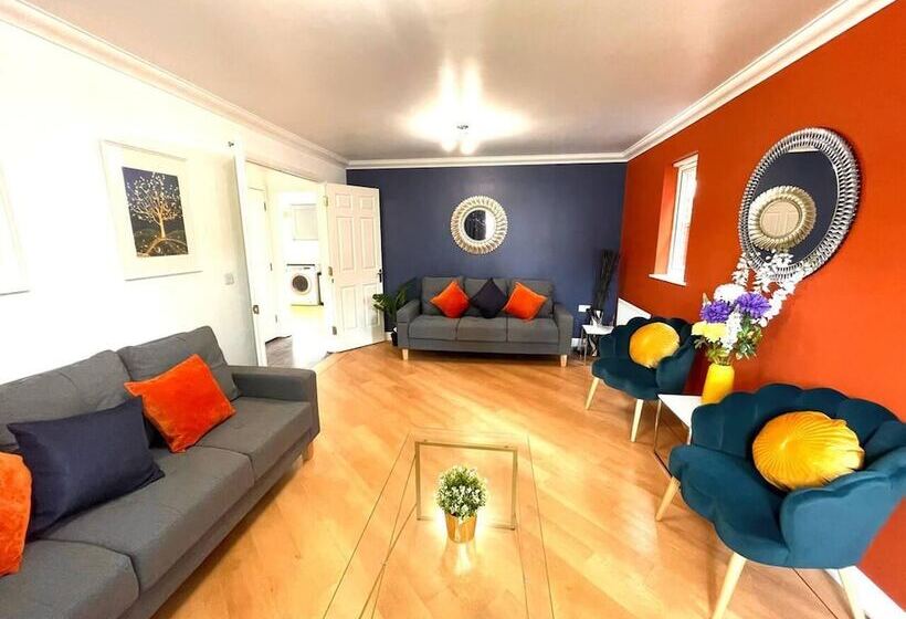 إقامة Remarkable 5 Bed House In Horley