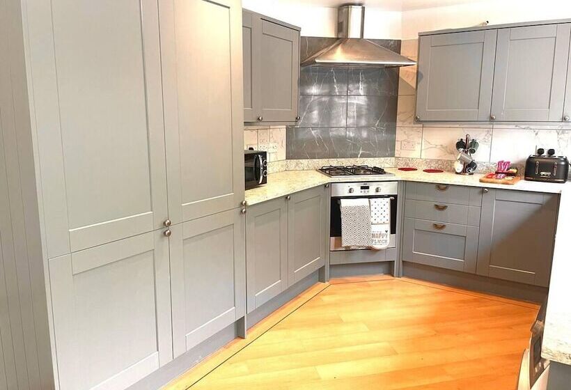 レジデンス Remarkable 5 Bed House In Horley