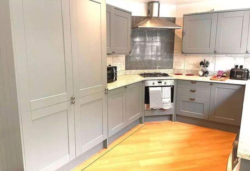 Residenssi Remarkable 5 Bed House In Horley