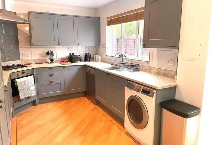 Residenssi Remarkable 5 Bed House In Horley