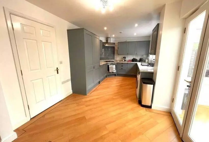 Residenssi Remarkable 5 Bed House In Horley