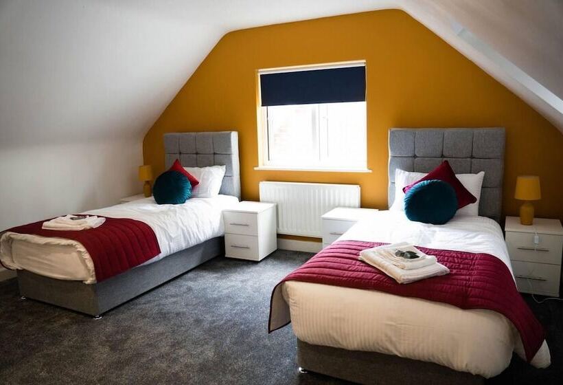 إقامة Remarkable 5 Bed House In Horley