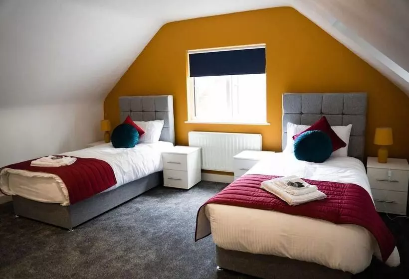 Residenssi Remarkable 5 Bed House In Horley