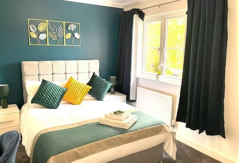 Residenssi Remarkable 5 Bed House In Horley