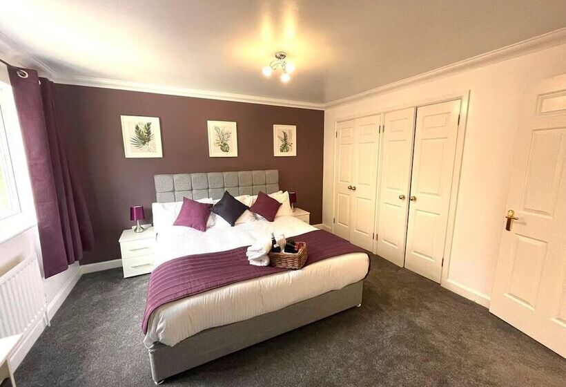 إقامة Remarkable 5 Bed House In Horley