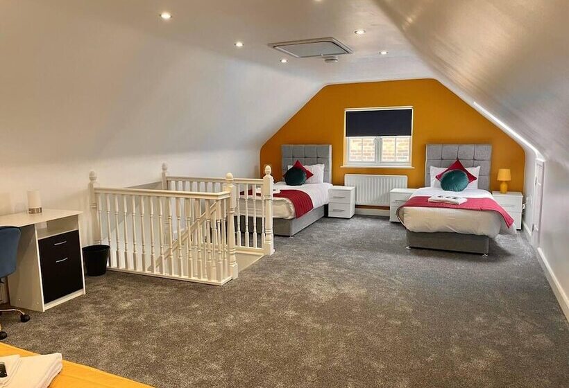 إقامة Remarkable 5 Bed House In Horley