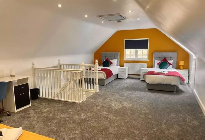 Residenssi Remarkable 5 Bed House In Horley