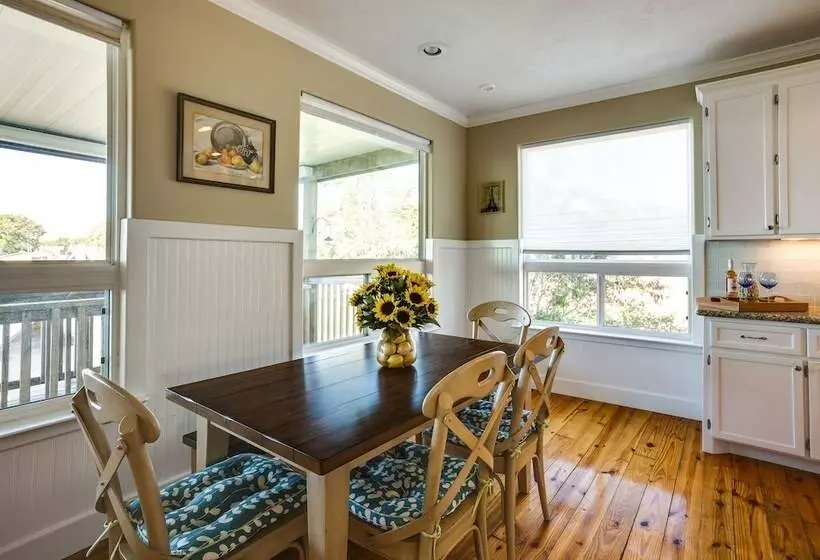 Spacious Lake Livingston Home W/ Decks & Fire Pit!