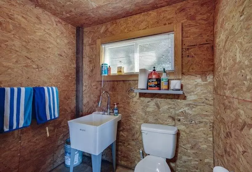 Spacious Lake Livingston Home W/ Decks & Fire Pit!