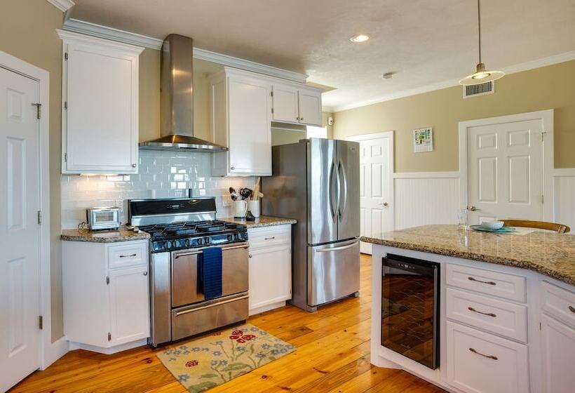 Spacious Lake Livingston Home W/ Decks & Fire Pit!