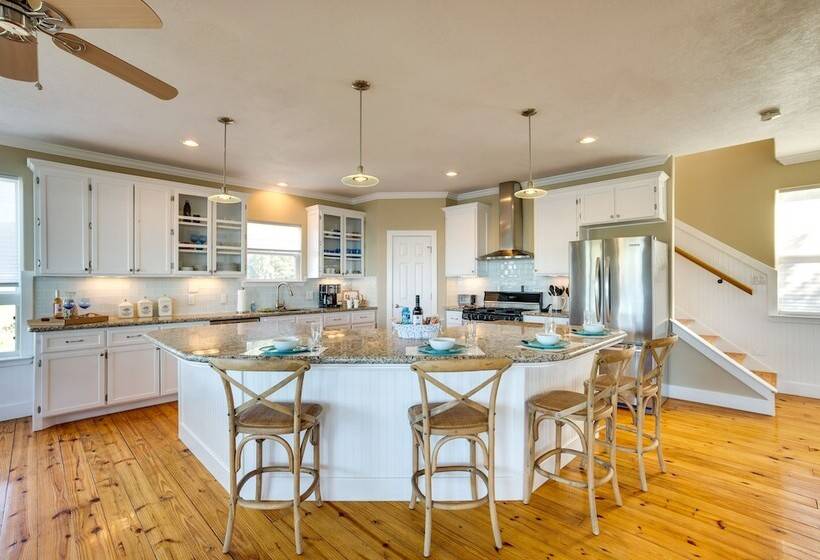 Spacious Lake Livingston Home W/ Decks & Fire Pit!