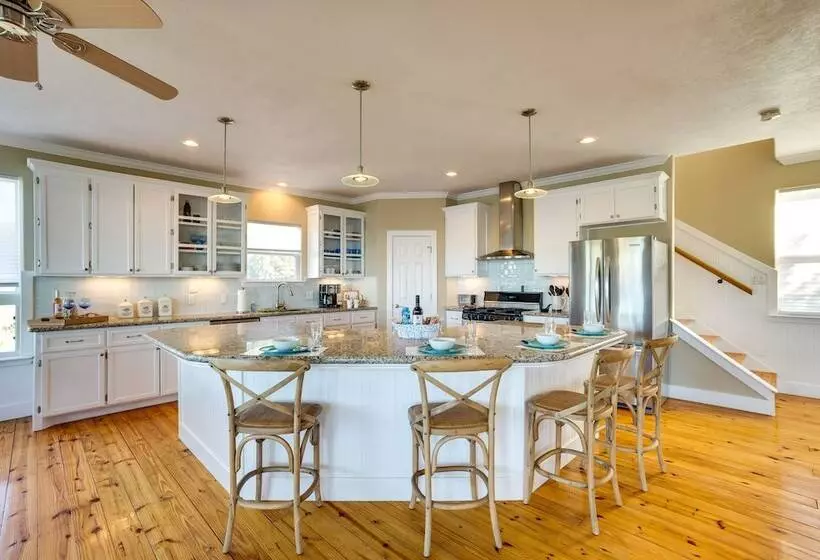 Spacious Lake Livingston Home W/ Decks & Fire Pit!