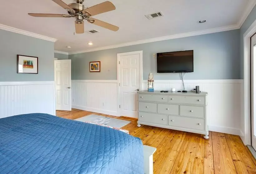 Spacious Lake Livingston Home W/ Decks & Fire Pit!