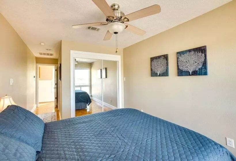 Spacious Lake Livingston Home W/ Decks & Fire Pit!