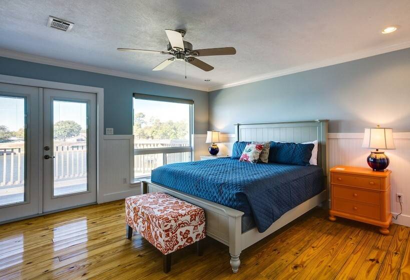 Spacious Lake Livingston Home W/ Decks & Fire Pit!