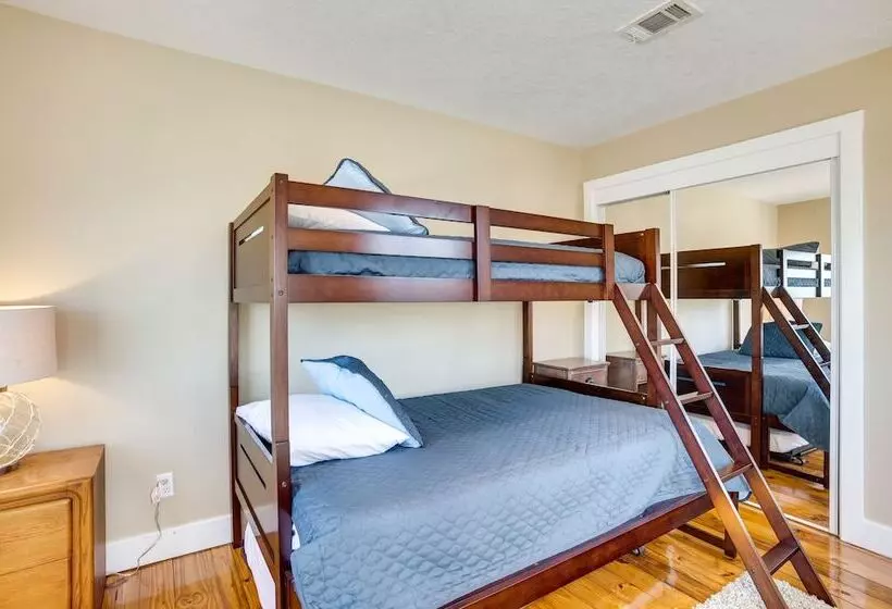 Spacious Lake Livingston Home W/ Decks & Fire Pit!