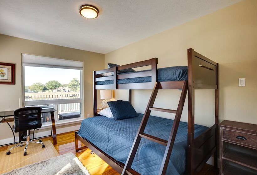 Spacious Lake Livingston Home W/ Decks & Fire Pit!