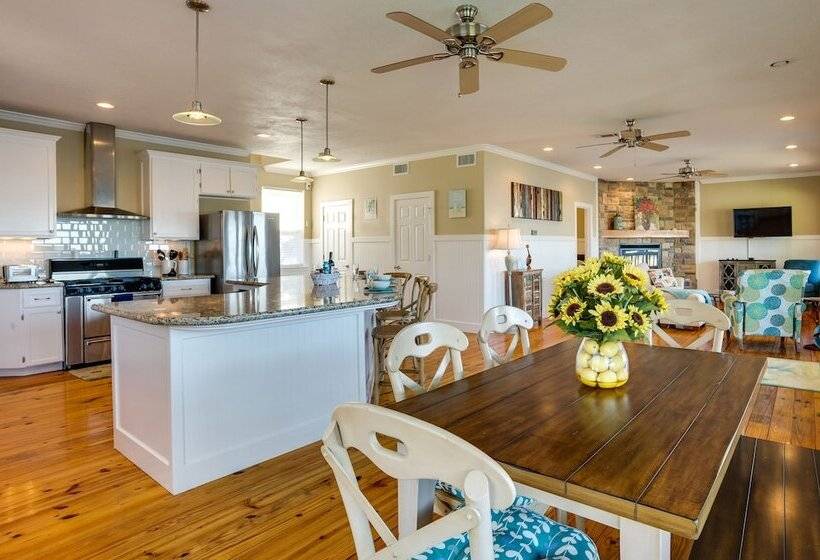 Spacious Lake Livingston Home W/ Decks & Fire Pit!