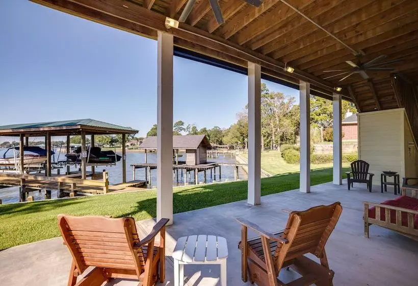 Spacious Lake Livingston Home W/ Decks & Fire Pit!