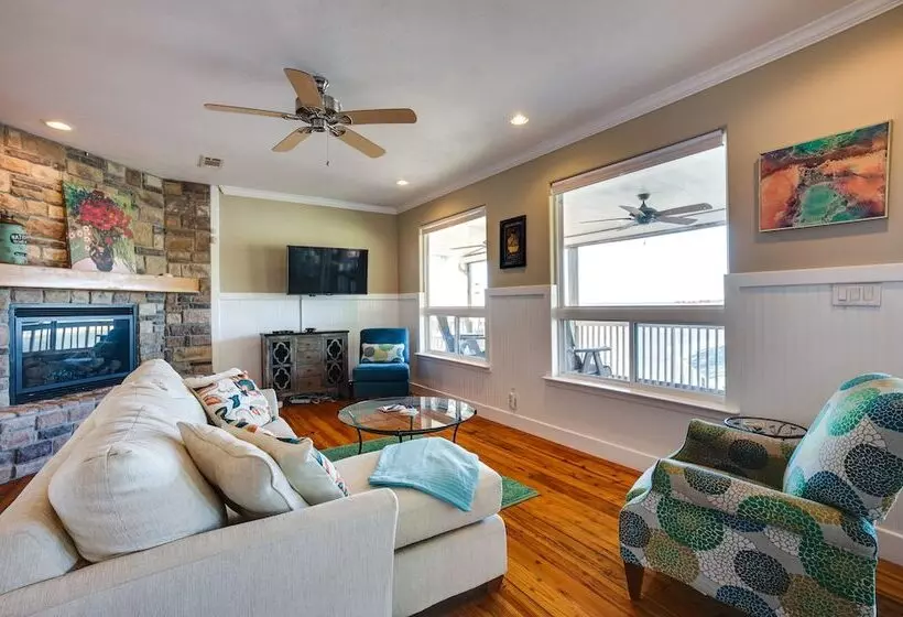 Spacious Lake Livingston Home W/ Decks & Fire Pit!