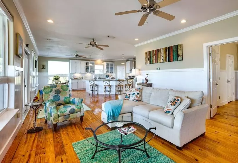 Spacious Lake Livingston Home W/ Decks & Fire Pit!